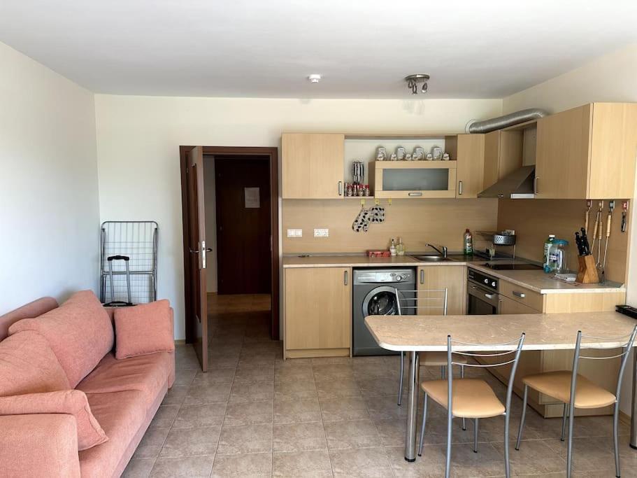 Spacious Fully Furnished Studio In Kavarna Apart Hotel Bagian luar foto