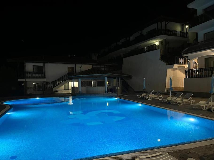 Spacious Fully Furnished Studio In Kavarna Apart Hotel Bagian luar foto